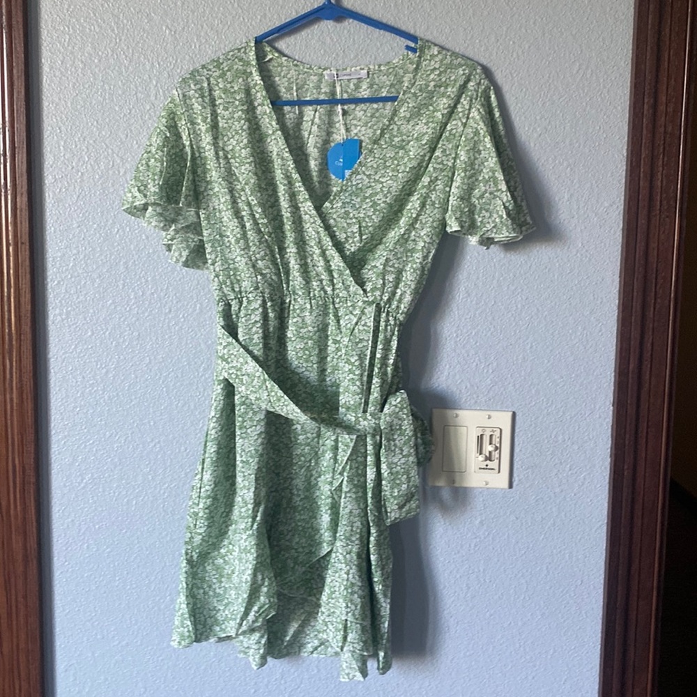 Cupshe green floral wrap style dress. Size large fits like a small or medium NWT